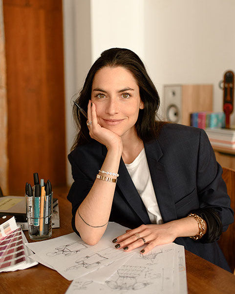 portrait de valentine hotton qui marque une pause sur son dessin de collection